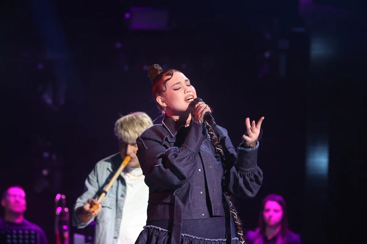 14-й сезон шоу взрослого «Голоса» стартовал 23 января, а значит, певцы со всей страны получили шанс пройти «слепые прослушивания» и побороться за победу в проекте. В их ряду оказалась 25-летняя Юлия Галкина из Владимира. Девушка в творчестве не новичок, поэтому показала всё, на что способна. И не зря, ведь ее выбрали сразу три наставника!