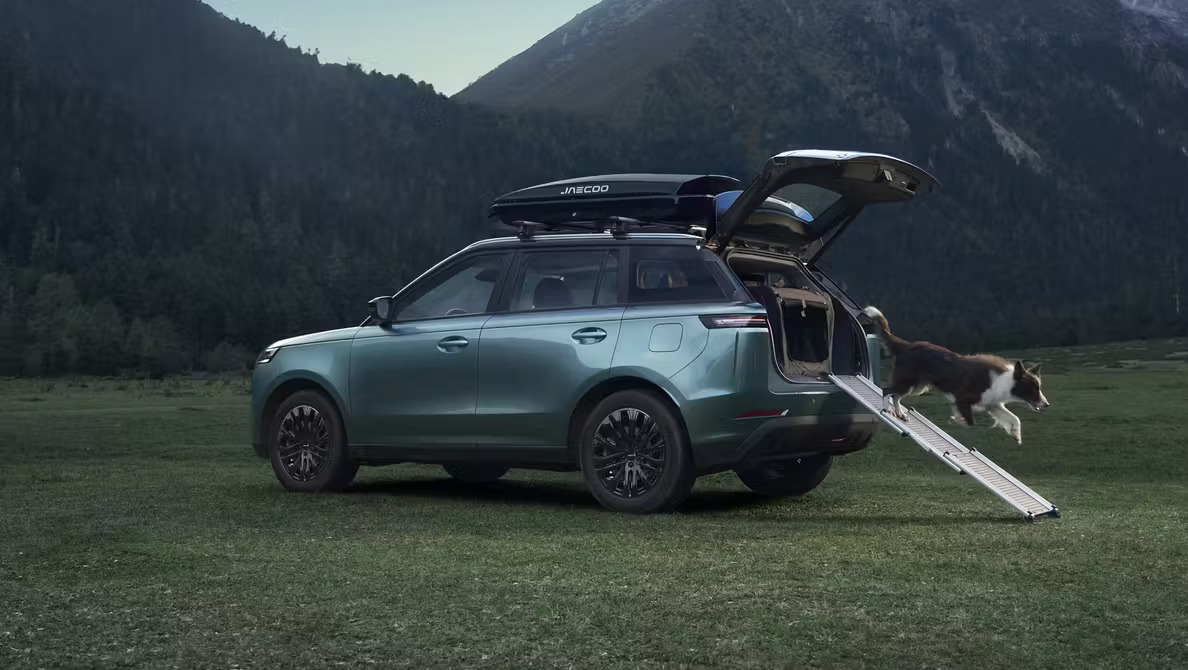 Бренд JAECOO раскрывает новые подробности о кроссовере J6 — модели, которая выйдет на российский рынок в 2026 году и обещает задать новые стандарты в сегменте премиальных SUV. Автомобиль объединяет технологичность, высокий уровень безопасности, выразительный внедорожный дизайн и редкое для рынка внимание к комфорту не только водителя и пассажиров, но и их питомцев.