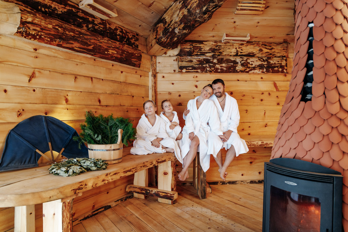 На территории ГТК «Суздаль» появилось уникальное пространство, где оживают вековые традиции парения. Свои двери готов распахнуть новый «Музей бань», включающий в себя пять атмосферных локаций. Каждая со своим нравом и жаром. Открытие точки притяжения пройдет в рамках банных выходных с 7 по 9 марта в «Суздаль Аква».