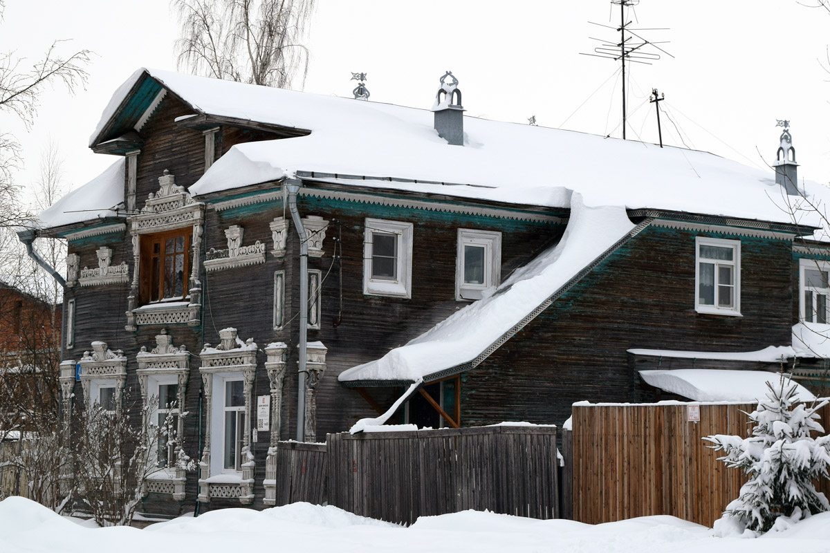 Среди декоративных элементов на богатых фасадах дымник легко теряется. Колпак для трубы, каким бы нарядным он ни был, заметить сложно. Однако наши героини мимо украшений на крышах не проходят. В их фотоколлекции уже более 20 вариантов, найденных в разных городах, в том числе на владимирских улочках.