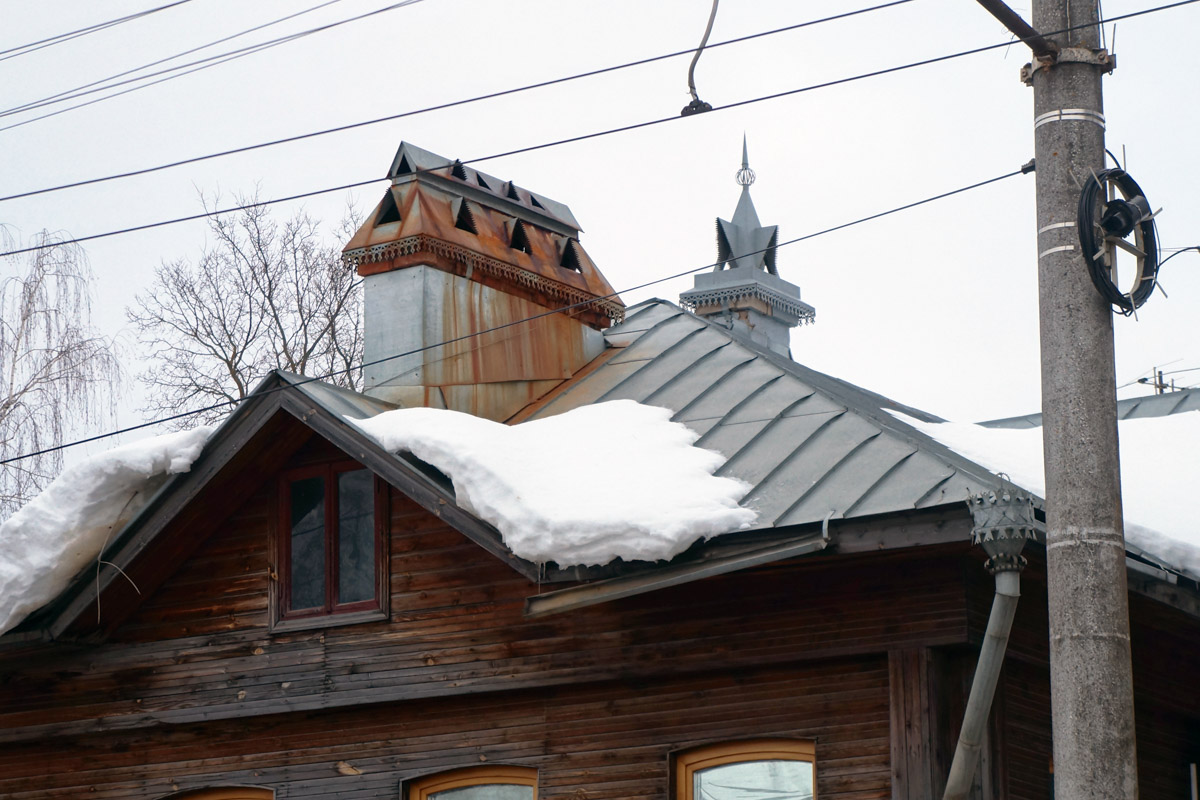 Среди декоративных элементов на богатых фасадах дымник легко теряется. Колпак для трубы, каким бы нарядным он ни был, заметить сложно. Однако наши героини мимо украшений на крышах не проходят. В их фотоколлекции уже более 20 вариантов, найденных в разных городах, в том числе на владимирских улочках.