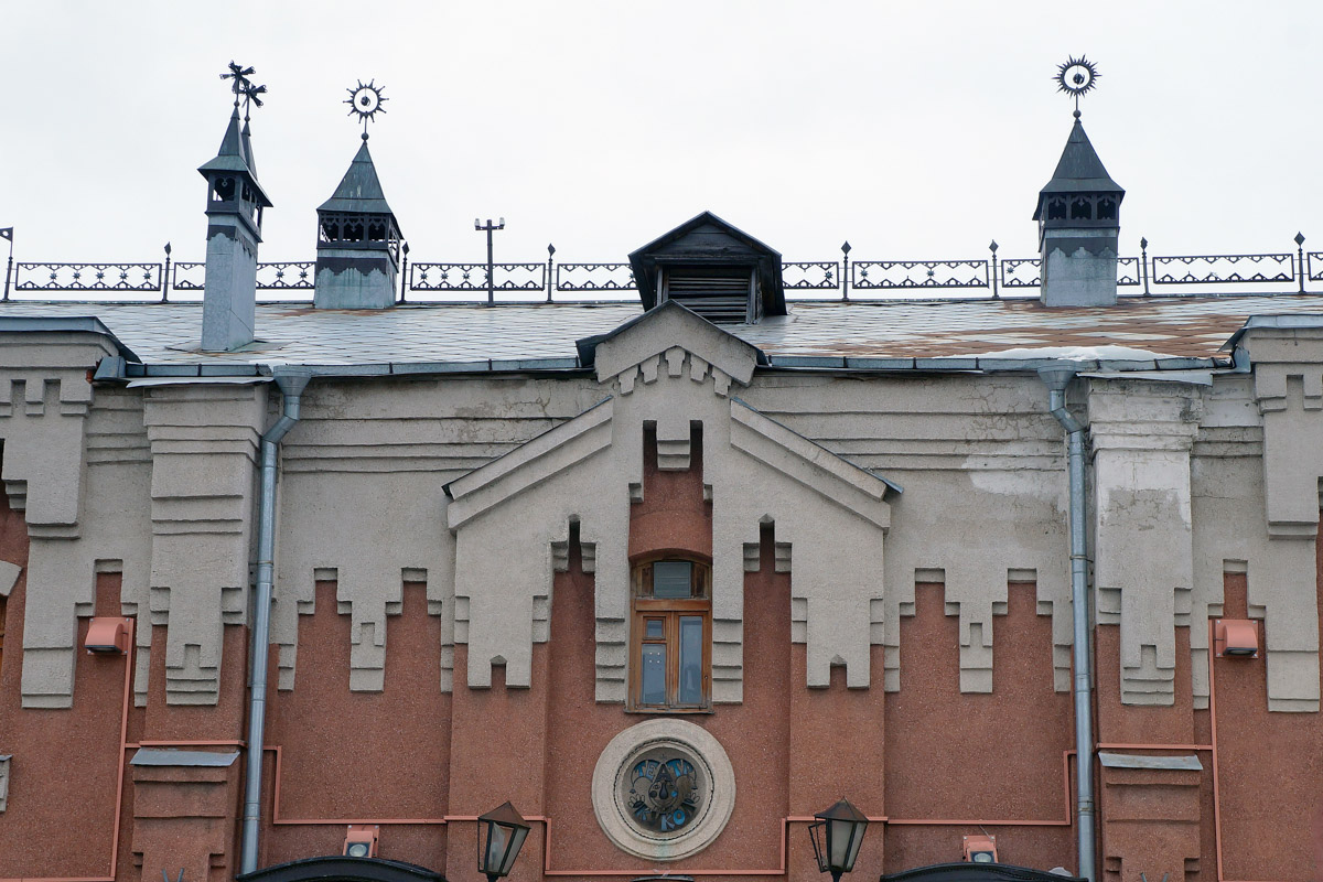 Среди декоративных элементов на богатых фасадах дымник легко теряется. Колпак для трубы, каким бы нарядным он ни был, заметить сложно. Однако наши героини мимо украшений на крышах не проходят. В их фотоколлекции уже более 20 вариантов, найденных в разных городах, в том числе на владимирских улочках.