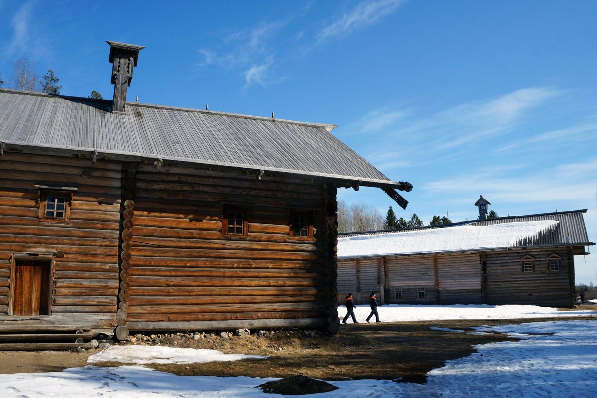Среди декоративных элементов на богатых фасадах дымник легко теряется. Колпак для трубы, каким бы нарядным он ни был, заметить сложно. Однако наши героини мимо украшений на крышах не проходят. В их фотоколлекции уже более 20 вариантов, найденных в разных городах, в том числе на владимирских улочках.