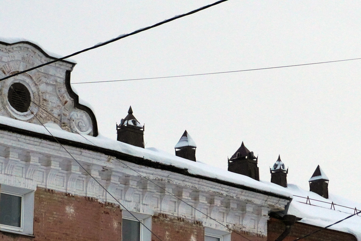 Среди декоративных элементов на богатых фасадах дымник легко теряется. Колпак для трубы, каким бы нарядным он ни был, заметить сложно. Однако наши героини мимо украшений на крышах не проходят. В их фотоколлекции уже более 20 вариантов, найденных в разных городах, в том числе на владимирских улочках.