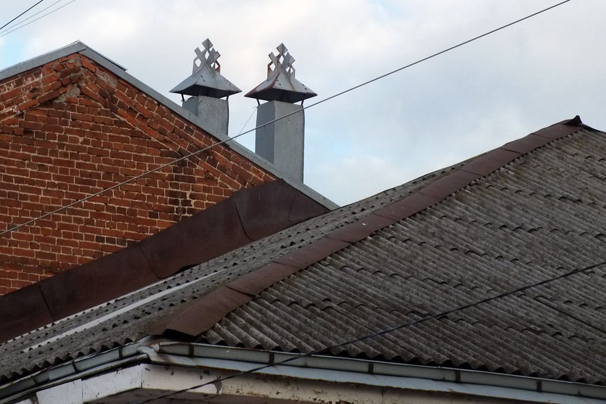 Среди декоративных элементов на богатых фасадах дымник легко теряется. Колпак для трубы, каким бы нарядным он ни был, заметить сложно. Однако наши героини мимо украшений на крышах не проходят. В их фотоколлекции уже более 20 вариантов, найденных в разных городах, в том числе на владимирских улочках.