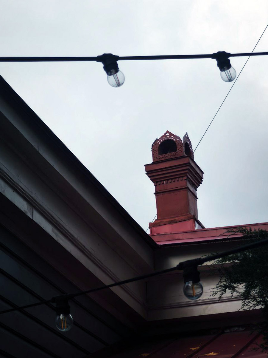 Среди декоративных элементов на богатых фасадах дымник легко теряется. Колпак для трубы, каким бы нарядным он ни был, заметить сложно. Однако наши героини мимо украшений на крышах не проходят. В их фотоколлекции уже более 20 вариантов, найденных в разных городах, в том числе на владимирских улочках.