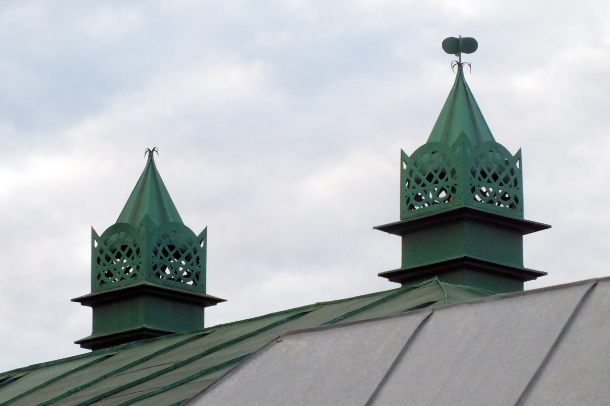 Среди декоративных элементов на богатых фасадах дымник легко теряется. Колпак для трубы, каким бы нарядным он ни был, заметить сложно. Однако наши героини мимо украшений на крышах не проходят. В их фотоколлекции уже более 20 вариантов, найденных в разных городах, в том числе на владимирских улочках.