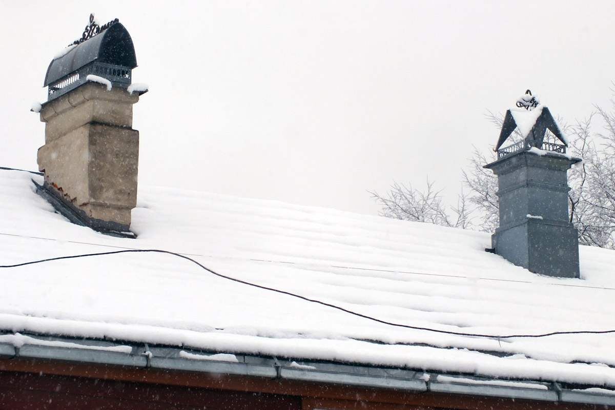 Среди декоративных элементов на богатых фасадах дымник легко теряется. Колпак для трубы, каким бы нарядным он ни был, заметить сложно. Однако наши героини мимо украшений на крышах не проходят. В их фотоколлекции уже более 20 вариантов, найденных в разных городах, в том числе на владимирских улочках.