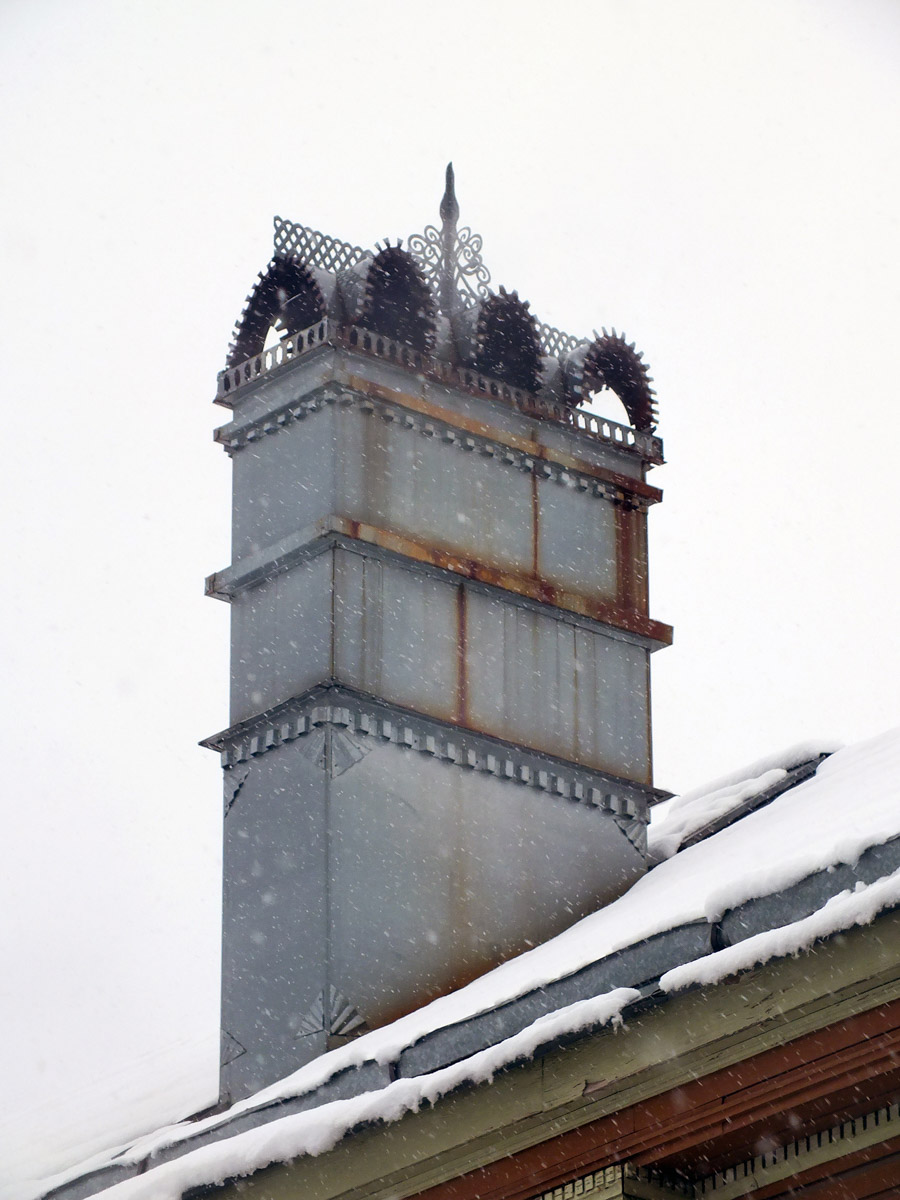 Среди декоративных элементов на богатых фасадах дымник легко теряется. Колпак для трубы, каким бы нарядным он ни был, заметить сложно. Однако наши героини мимо украшений на крышах не проходят. В их фотоколлекции уже более 20 вариантов, найденных в разных городах, в том числе на владимирских улочках.