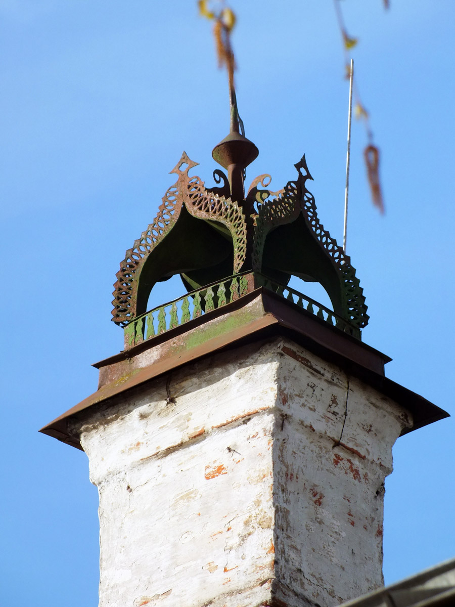 Среди декоративных элементов на богатых фасадах дымник легко теряется. Колпак для трубы, каким бы нарядным он ни был, заметить сложно. Однако наши героини мимо украшений на крышах не проходят. В их фотоколлекции уже более 20 вариантов, найденных в разных городах, в том числе на владимирских улочках.