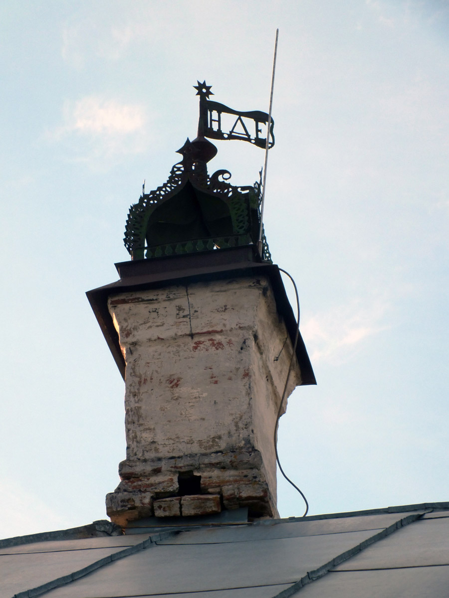 Среди декоративных элементов на богатых фасадах дымник легко теряется. Колпак для трубы, каким бы нарядным он ни был, заметить сложно. Однако наши героини мимо украшений на крышах не проходят. В их фотоколлекции уже более 20 вариантов, найденных в разных городах, в том числе на владимирских улочках.