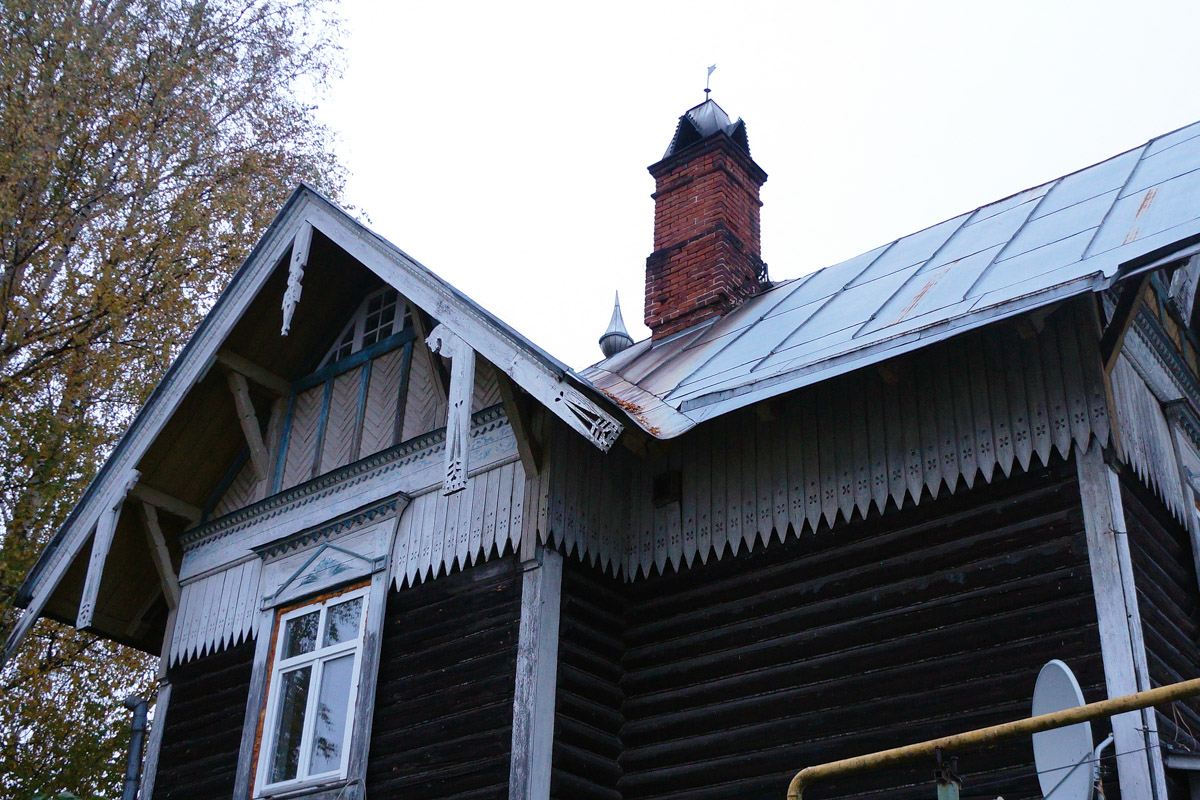 Среди декоративных элементов на богатых фасадах дымник легко теряется. Колпак для трубы, каким бы нарядным он ни был, заметить сложно. Однако наши героини мимо украшений на крышах не проходят. В их фотоколлекции уже более 20 вариантов, найденных в разных городах, в том числе на владимирских улочках.