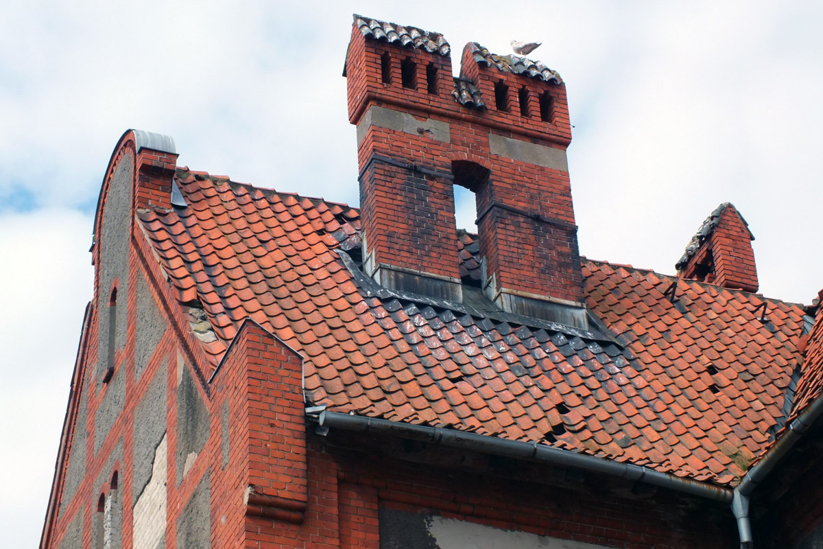 Среди декоративных элементов на богатых фасадах дымник легко теряется. Колпак для трубы, каким бы нарядным он ни был, заметить сложно. Однако наши героини мимо украшений на крышах не проходят. В их фотоколлекции уже более 20 вариантов, найденных в разных городах, в том числе на владимирских улочках.