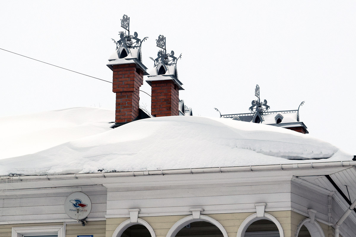Среди декоративных элементов на богатых фасадах дымник легко теряется. Колпак для трубы, каким бы нарядным он ни был, заметить сложно. Однако наши героини мимо украшений на крышах не проходят. В их фотоколлекции уже более 20 вариантов, найденных в разных городах, в том числе на владимирских улочках.