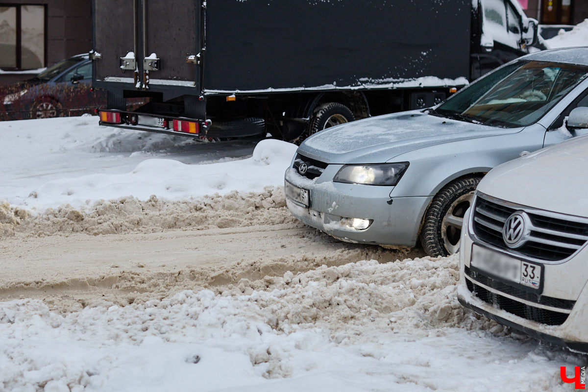 Проезд в общественном транспорте во Владимире с середины апреля может подорожать до 50 рублей. При этом условия в нем вряд ли можно назвать не то что идеальными, а хотя бы сносными. Жители областного центра регулярно жалуются на давку в автобусах, долгое ожидание нужного маршрута на остановках, а теперь еще и холод в троллейбусах. Все эти проблемы обещают решить в скором будущем. Как? Читайте и запоминайте, дабы потом сравнить ожидание и реальность.