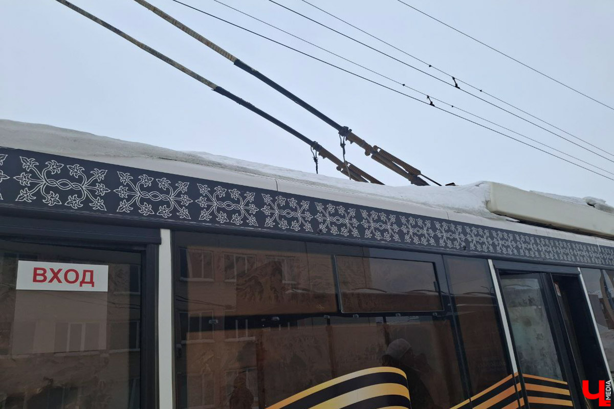 Проезд в общественном транспорте во Владимире с середины апреля может подорожать до 50 рублей. При этом условия в нем вряд ли можно назвать не то что идеальными, а хотя бы сносными. Жители областного центра регулярно жалуются на давку в автобусах, долгое ожидание нужного маршрута на остановках, а теперь еще и холод в троллейбусах. Все эти проблемы обещают решить в скором будущем. Как? Читайте и запоминайте, дабы потом сравнить ожидание и реальность.