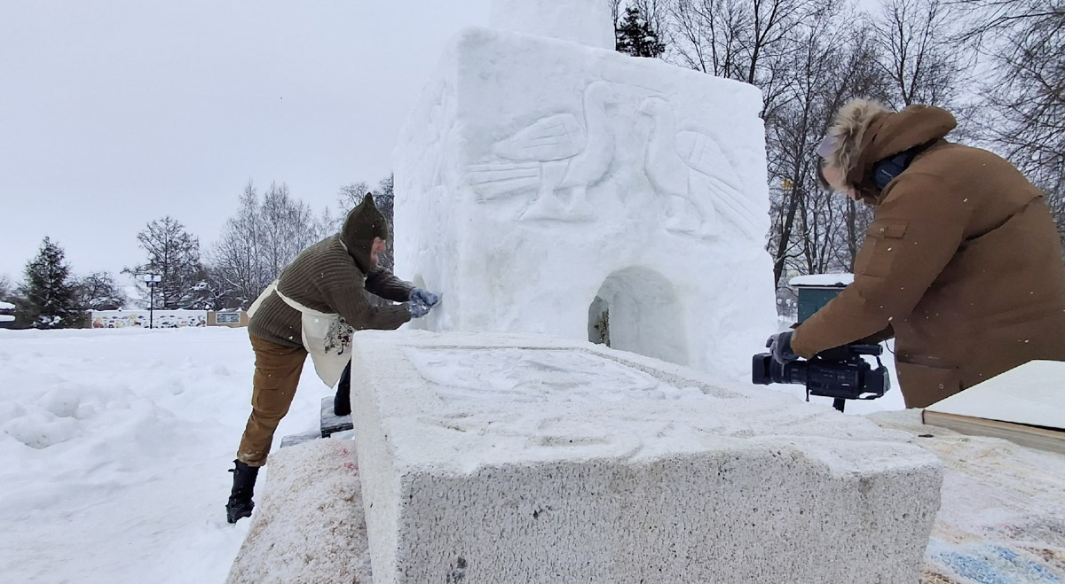 В Боголюбове появилась ледяная мини-копия храма Покрова на Нерли. Ее высота — около четырех метров, на строительство ушло 20 кубов снега и полторы тонны воды. Работы продолжались почти две недели и завершились росписью стен. «Ключ-Медиа» узнал, кто и зачем порадовал местных жителей и туристов необычным арт-объектом.