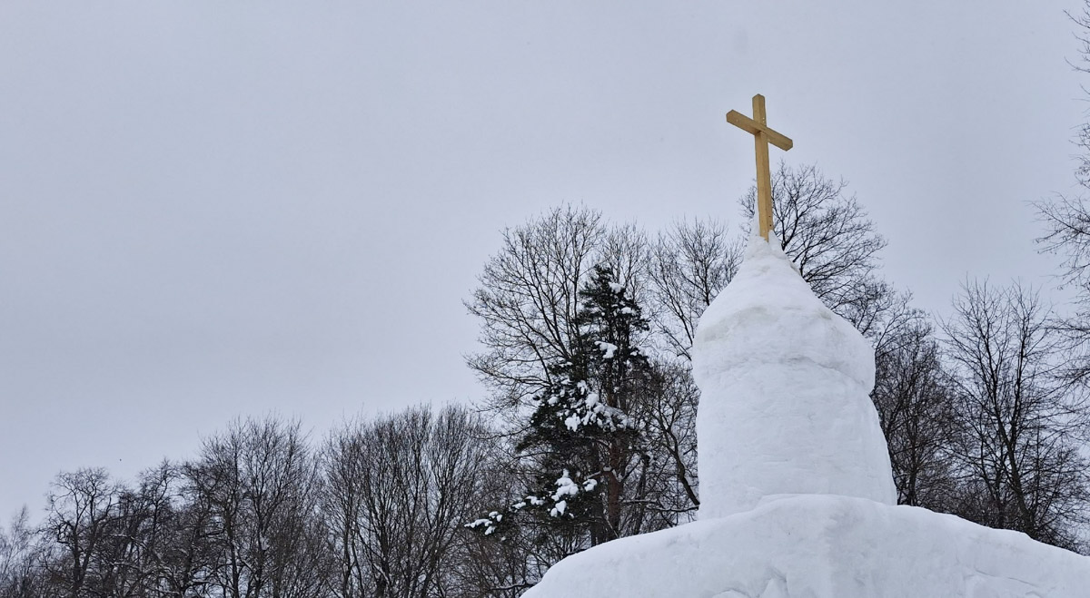 В Боголюбове появилась ледяная мини-копия храма Покрова на Нерли. Ее высота — около четырех метров, на строительство ушло 20 кубов снега и полторы тонны воды. Работы продолжались почти две недели и завершились росписью стен. «Ключ-Медиа» узнал, кто и зачем порадовал местных жителей и туристов необычным арт-объектом.