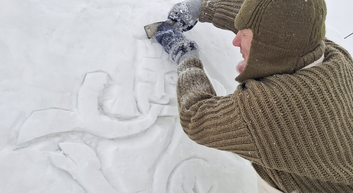 В Боголюбове появилась ледяная мини-копия храма Покрова на Нерли. Ее высота — около четырех метров, на строительство ушло 20 кубов снега и полторы тонны воды. Работы продолжались почти две недели и завершились росписью стен. «Ключ-Медиа» узнал, кто и зачем порадовал местных жителей и туристов необычным арт-объектом.
