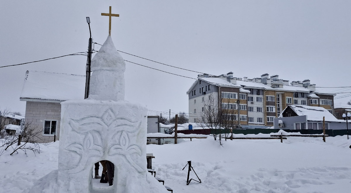 В Боголюбове появилась ледяная мини-копия храма Покрова на Нерли. Ее высота — около четырех метров, на строительство ушло 20 кубов снега и полторы тонны воды. Работы продолжались почти две недели и завершились росписью стен. «Ключ-Медиа» узнал, кто и зачем порадовал местных жителей и туристов необычным арт-объектом.