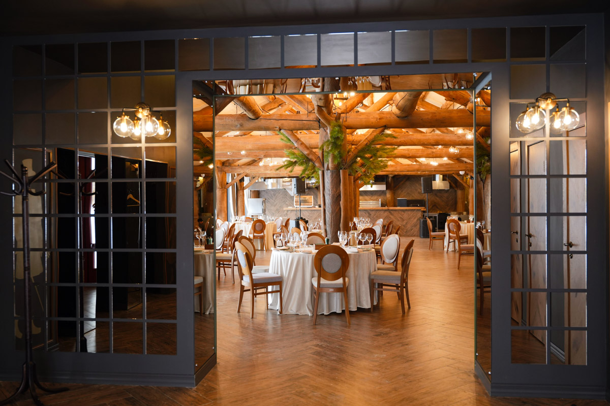 На берегу реки в экоотеле «Горячие ключи» появилось пространство, где история встретилась с современностью. Ресторан «Бревна» — это одновременно гастрономическая точка притяжения и готовая площадка для проведения мероприятий, созданная по канонам нового времени.