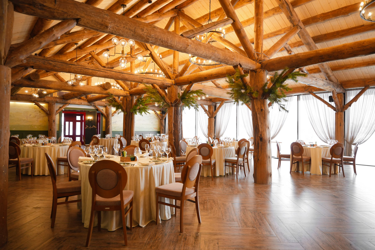 На берегу реки в экоотеле «Горячие ключи» появилось пространство, где история встретилась с современностью. Ресторан «Бревна» — это одновременно гастрономическая точка притяжения и готовая площадка для проведения мероприятий, созданная по канонам нового времени.