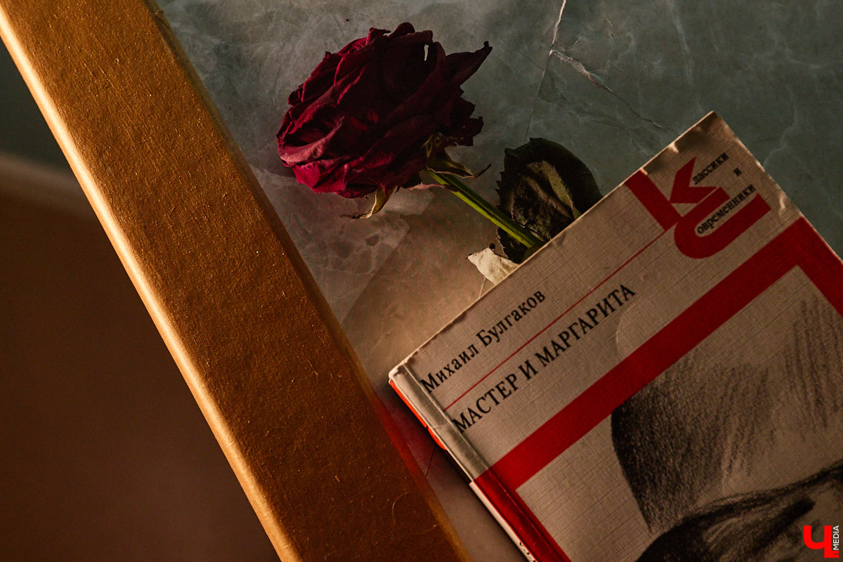 К 135-летию Михаила Булгакова в культурном пространстве «Галерея 4-6» открылась выставка, посвященная самому яркому произведению писателя. «Ключ-Медиа» прошел по выстроенным художниками смысловым лабиринтам и взглянул на роман «Мастер и Маргарита» другими глазами.