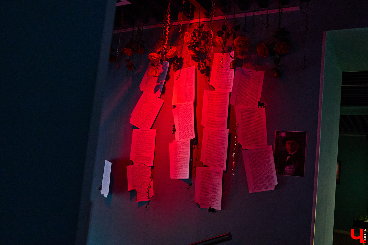 К 135-летию Михаила Булгакова в культурном пространстве «Галерея 4-6» открылась выставка, посвященная самому яркому произведению писателя. «Ключ-Медиа» прошел по выстроенным художниками смысловым лабиринтам и взглянул на роман «Мастер и Маргарита» другими глазами.