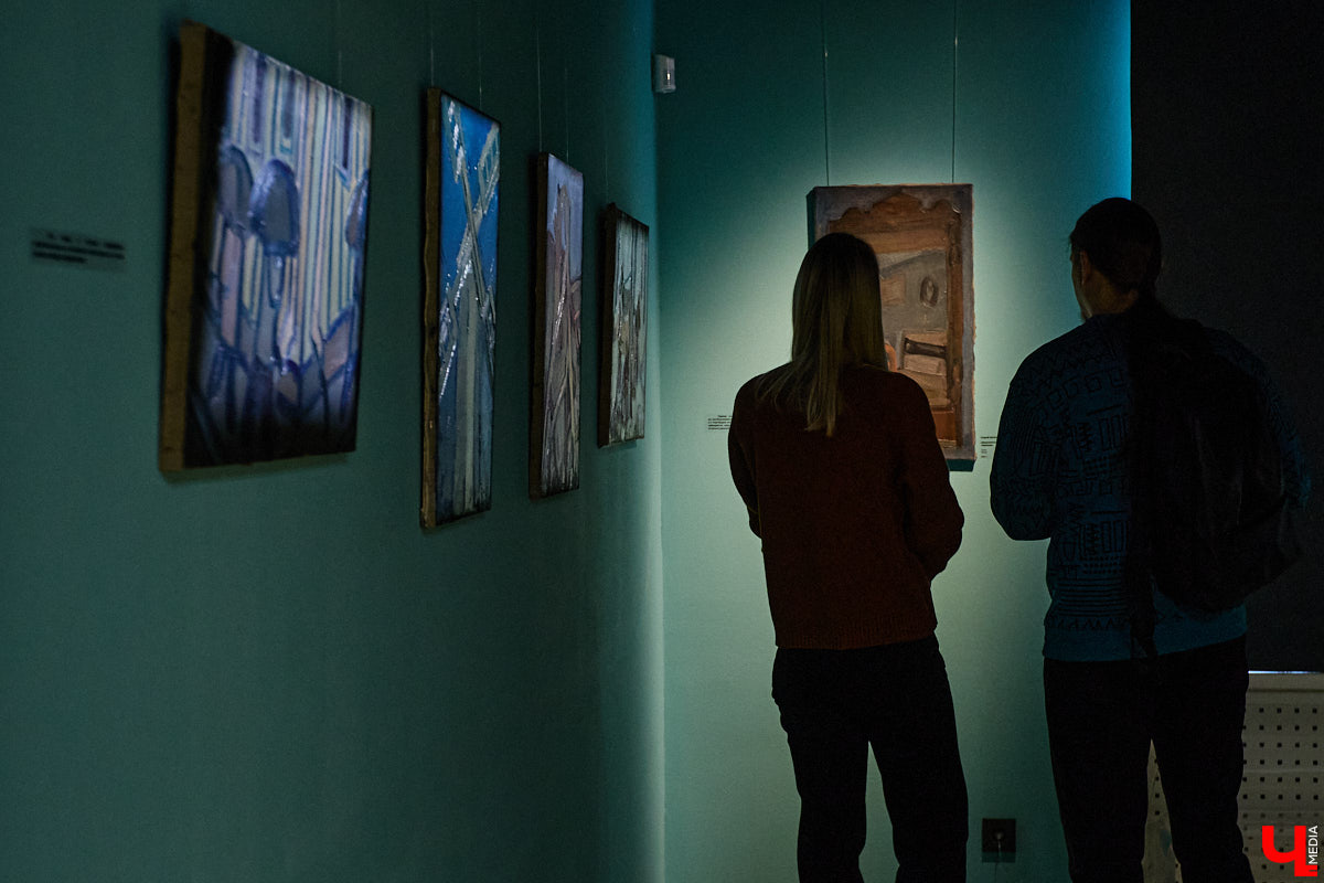 К 135-летию Михаила Булгакова в культурном пространстве «Галерея 4-6» открылась выставка, посвященная самому яркому произведению писателя. «Ключ-Медиа» прошел по выстроенным художниками смысловым лабиринтам и взглянул на роман «Мастер и Маргарита» другими глазами.