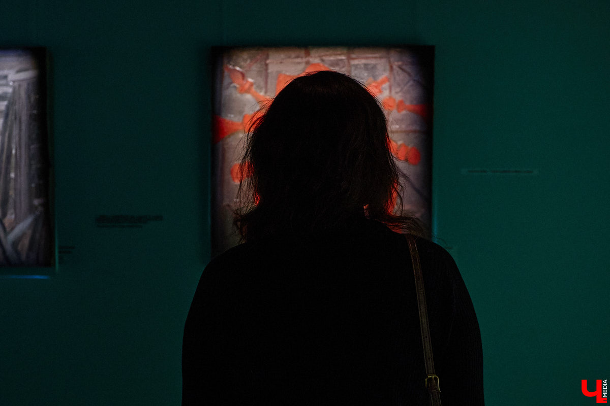 К 135-летию Михаила Булгакова в культурном пространстве «Галерея 4-6» открылась выставка, посвященная самому яркому произведению писателя. «Ключ-Медиа» прошел по выстроенным художниками смысловым лабиринтам и взглянул на роман «Мастер и Маргарита» другими глазами.