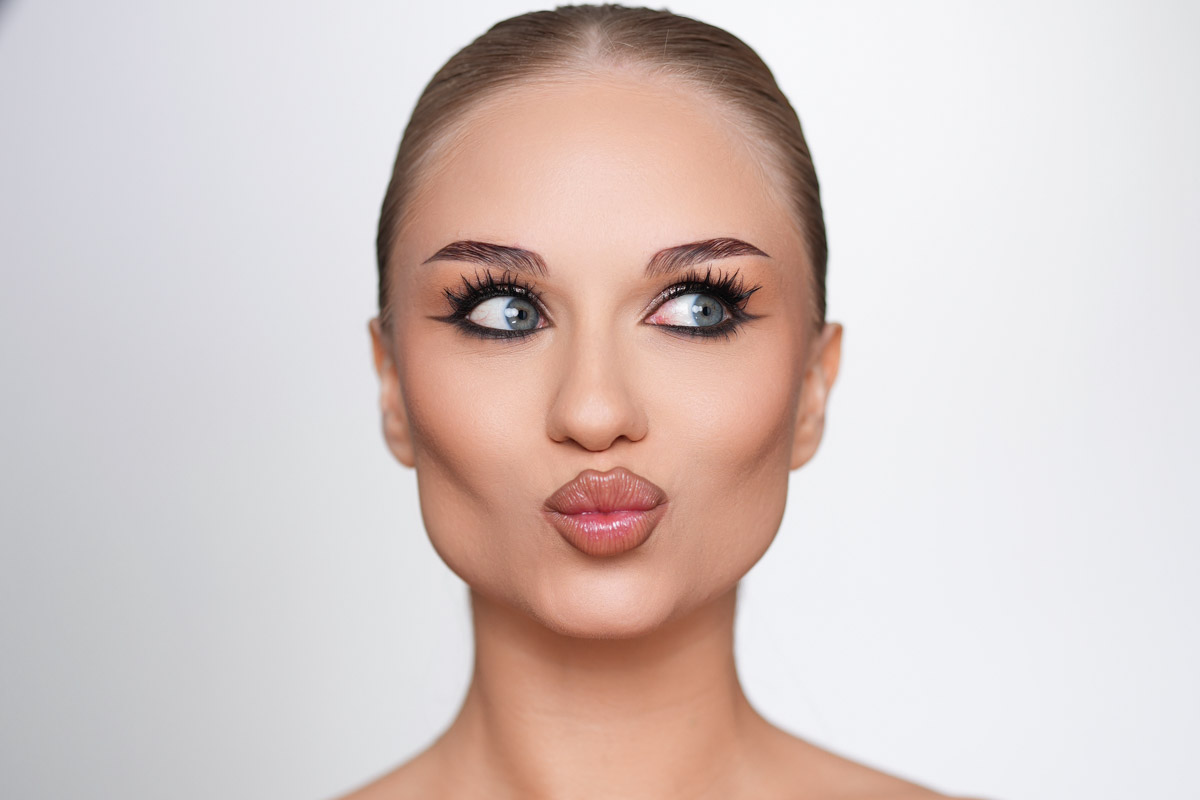 Алена Жигарева получила свой первый миллион просмотров совсем недавно, хотя в блогинге она аж с 2018 года. Поначалу в ее профиле преобладали фото из фитнес-залов Владимира и Москвы, а также бизнес-съемки для крупных спортивных брендов. Потом произошло внезапное затишье на три года, а после — яркое возвращение, но уже в совершенно другом амплуа. По своему тернистому пути к успеху девушка провела корреспондента «Ключ-Медиа».