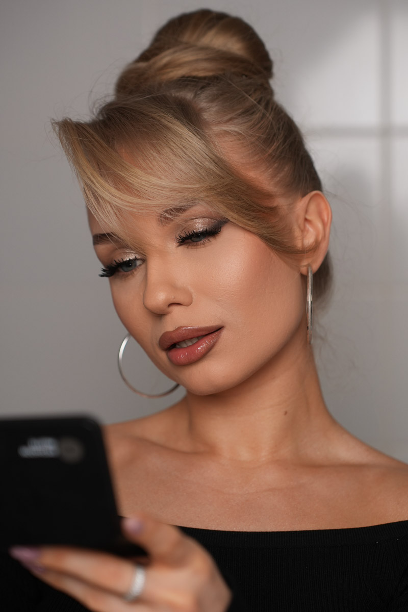 Алена Жигарева получила свой первый миллион просмотров совсем недавно, хотя в блогинге она аж с 2018 года. Поначалу в ее профиле преобладали фото из фитнес-залов Владимира и Москвы, а также бизнес-съемки для крупных спортивных брендов. Потом произошло внезапное затишье на три года, а после — яркое возвращение, но уже в совершенно другом амплуа. По своему тернистому пути к успеху девушка провела корреспондента «Ключ-Медиа».