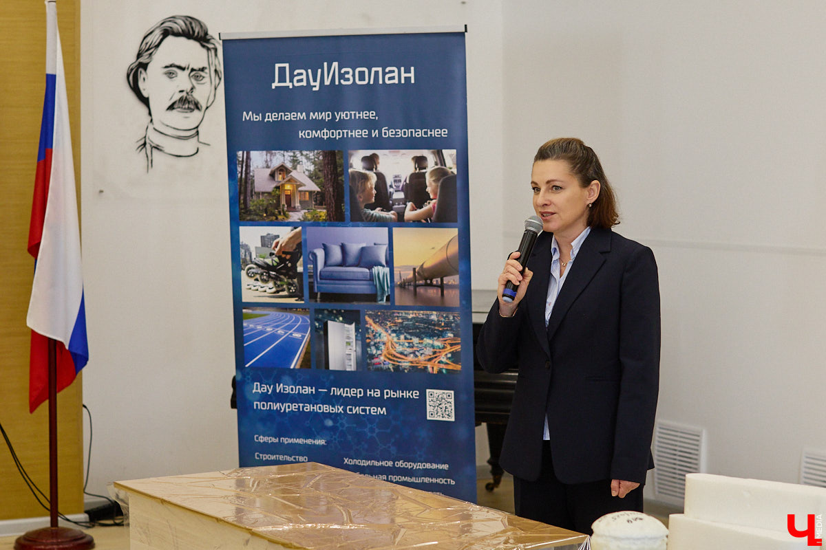 День науки — отличный повод узнать что-то новое. Специалисты компании «Дау Изолан» не остались в стороне и в стенах областной научной библиотеки на Дзержинского наглядно показали тем, кому только предстоит выбрать свою профессию, как из обычных компонентов рождаются полиуретаны — удивительные материалы с уникальными свойствами. 