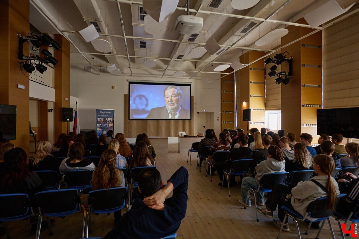 День науки — отличный повод узнать что-то новое. Специалисты компании «Дау Изолан» не остались в стороне и в стенах областной научной библиотеки на Дзержинского наглядно показали тем, кому только предстоит выбрать свою профессию, как из обычных компонентов рождаются полиуретаны — удивительные материалы с уникальными свойствами. 