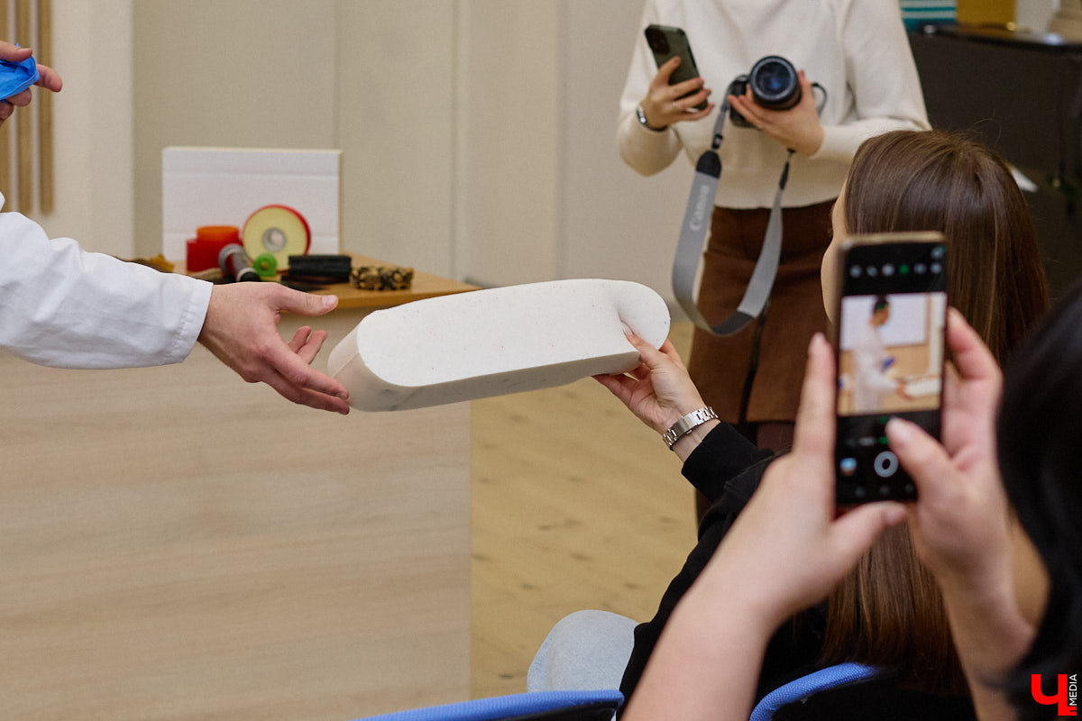 День науки — отличный повод узнать что-то новое. Специалисты компании «Дау Изолан» не остались в стороне и в стенах областной научной библиотеки на Дзержинского наглядно показали тем, кому только предстоит выбрать свою профессию, как из обычных компонентов рождаются полиуретаны — удивительные материалы с уникальными свойствами. 