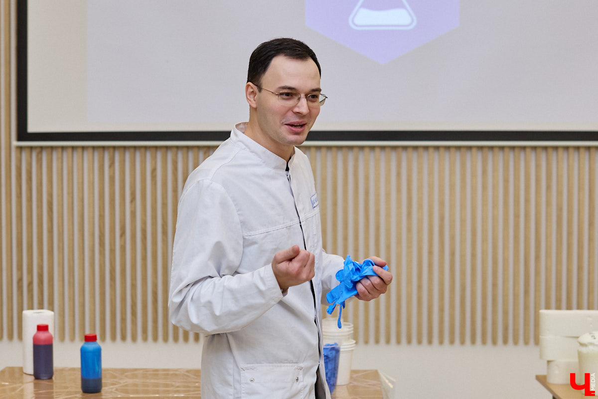 День науки — отличный повод узнать что-то новое. Специалисты компании «Дау Изолан» не остались в стороне и в стенах областной научной библиотеки на Дзержинского наглядно показали тем, кому только предстоит выбрать свою профессию, как из обычных компонентов рождаются полиуретаны — удивительные материалы с уникальными свойствами. 