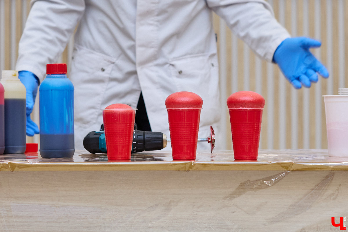 День науки — отличный повод узнать что-то новое. Специалисты компании «Дау Изолан» не остались в стороне и в стенах областной научной библиотеки на Дзержинского наглядно показали тем, кому только предстоит выбрать свою профессию, как из обычных компонентов рождаются полиуретаны — удивительные материалы с уникальными свойствами. 