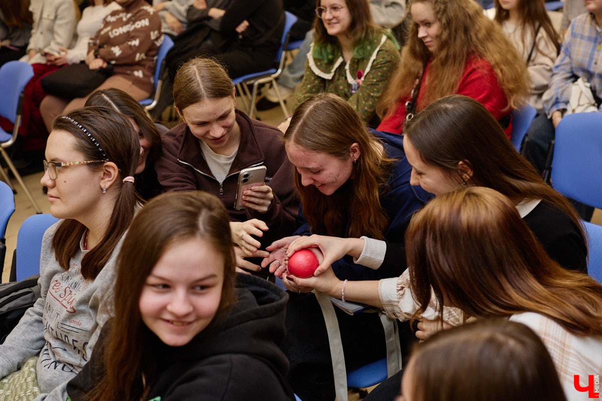 День науки — отличный повод узнать что-то новое. Специалисты компании «Дау Изолан» не остались в стороне и в стенах областной научной библиотеки на Дзержинского наглядно показали тем, кому только предстоит выбрать свою профессию, как из обычных компонентов рождаются полиуретаны — удивительные материалы с уникальными свойствами. 