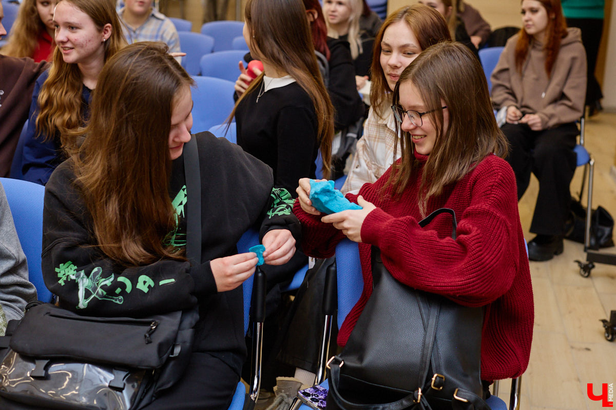 День науки — отличный повод узнать что-то новое. Специалисты компании «Дау Изолан» не остались в стороне и в стенах областной научной библиотеки на Дзержинского наглядно показали тем, кому только предстоит выбрать свою профессию, как из обычных компонентов рождаются полиуретаны — удивительные материалы с уникальными свойствами. 