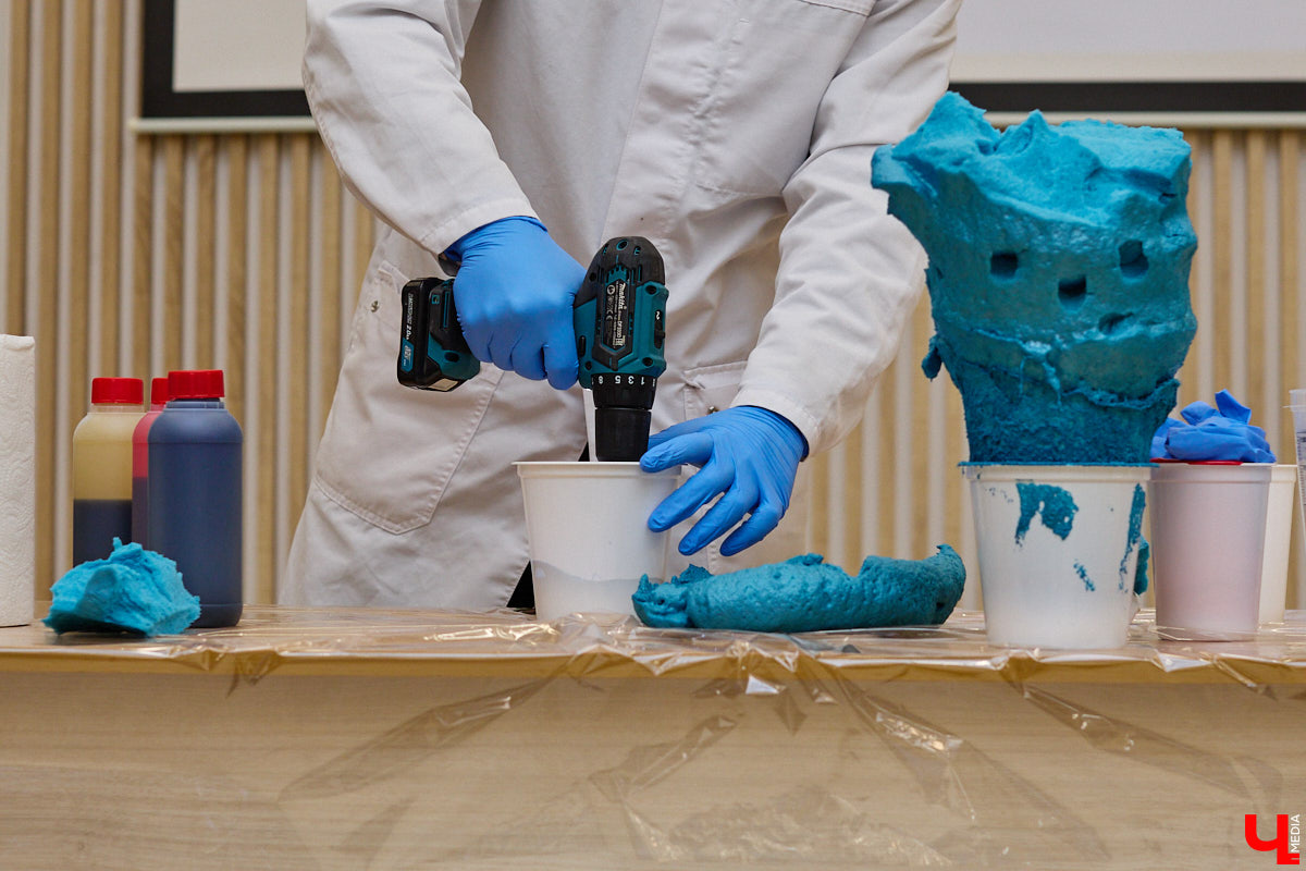 День науки — отличный повод узнать что-то новое. Специалисты компании «Дау Изолан» не остались в стороне и в стенах областной научной библиотеки на Дзержинского наглядно показали тем, кому только предстоит выбрать свою профессию, как из обычных компонентов рождаются полиуретаны — удивительные материалы с уникальными свойствами. 