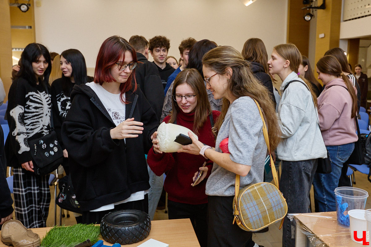 День науки — отличный повод узнать что-то новое. Специалисты компании «Дау Изолан» не остались в стороне и в стенах областной научной библиотеки на Дзержинского наглядно показали тем, кому только предстоит выбрать свою профессию, как из обычных компонентов рождаются полиуретаны — удивительные материалы с уникальными свойствами. 