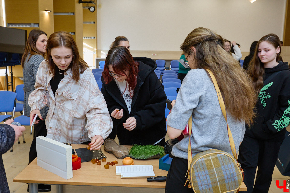 День науки — отличный повод узнать что-то новое. Специалисты компании «Дау Изолан» не остались в стороне и в стенах областной научной библиотеки на Дзержинского наглядно показали тем, кому только предстоит выбрать свою профессию, как из обычных компонентов рождаются полиуретаны — удивительные материалы с уникальными свойствами. 