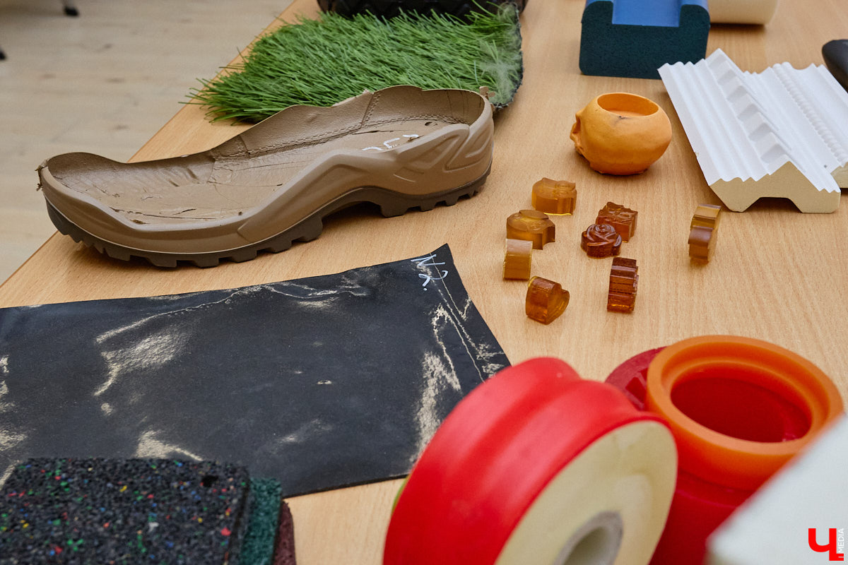 День науки — отличный повод узнать что-то новое. Специалисты компании «Дау Изолан» не остались в стороне и в стенах областной научной библиотеки на Дзержинского наглядно показали тем, кому только предстоит выбрать свою профессию, как из обычных компонентов рождаются полиуретаны — удивительные материалы с уникальными свойствами. 