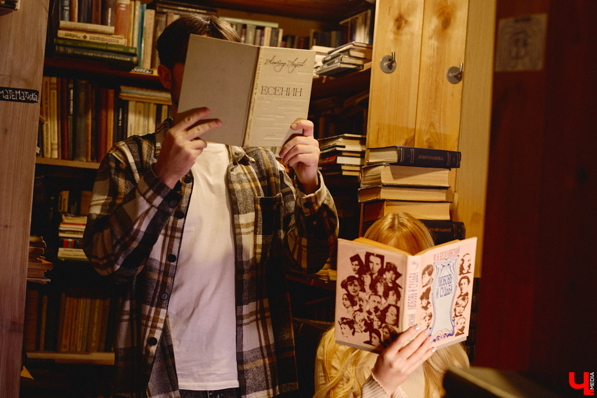 Не забыли, какой завтра праздник? А их сразу два! 14 февраля — это не только время влюбленных, но и День книгодарения. Что, если объединить их, ведь сама литература, оказывается, прекрасно скрепляет сердца. Подтверждение тому романтичная история Никиты Шмелева и Юлии Захаровой, которые разделяют страсть к чтению на двоих. «Ключ-Медиа» пообщался с ребятами в окружении печатных страниц.