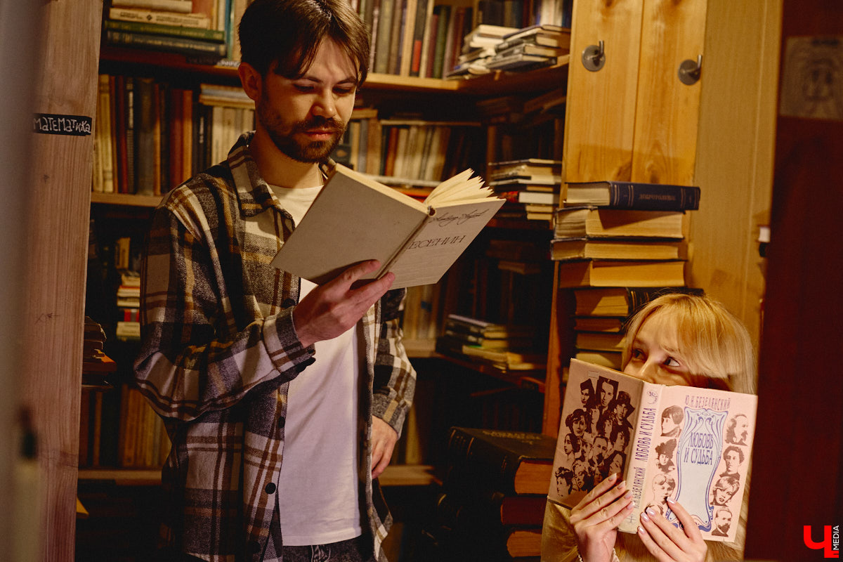 Не забыли, какой завтра праздник? А их сразу два! 14 февраля — это не только время влюбленных, но и День книгодарения. Что, если объединить их, ведь сама литература, оказывается, прекрасно скрепляет сердца. Подтверждение тому романтичная история Никиты Шмелева и Юлии Захаровой, которые разделяют страсть к чтению на двоих. «Ключ-Медиа» пообщался с ребятами в окружении печатных страниц.