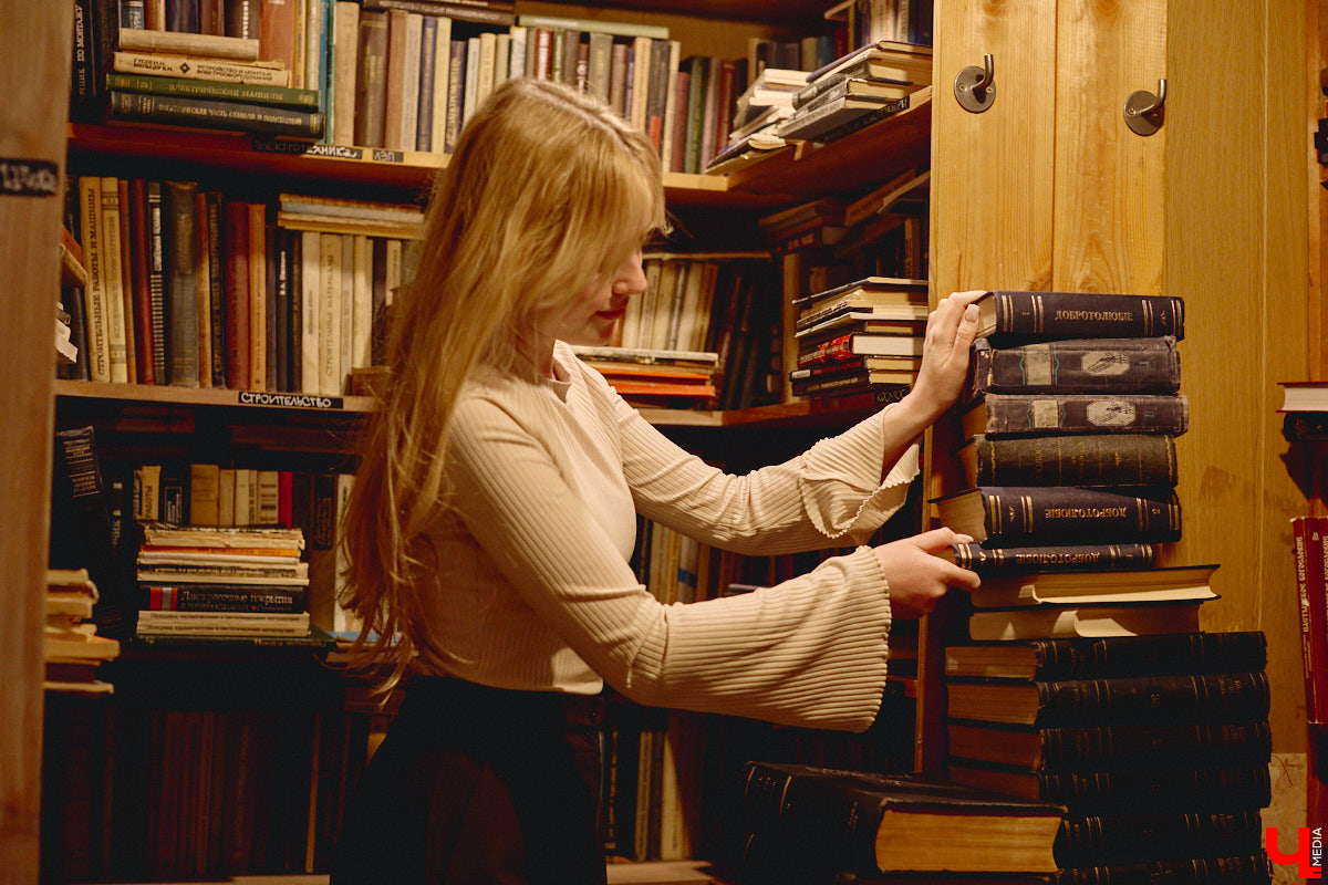 Не забыли, какой завтра праздник? А их сразу два! 14 февраля — это не только время влюбленных, но и День книгодарения. Что, если объединить их, ведь сама литература, оказывается, прекрасно скрепляет сердца. Подтверждение тому романтичная история Никиты Шмелева и Юлии Захаровой, которые разделяют страсть к чтению на двоих. «Ключ-Медиа» пообщался с ребятами в окружении печатных страниц.