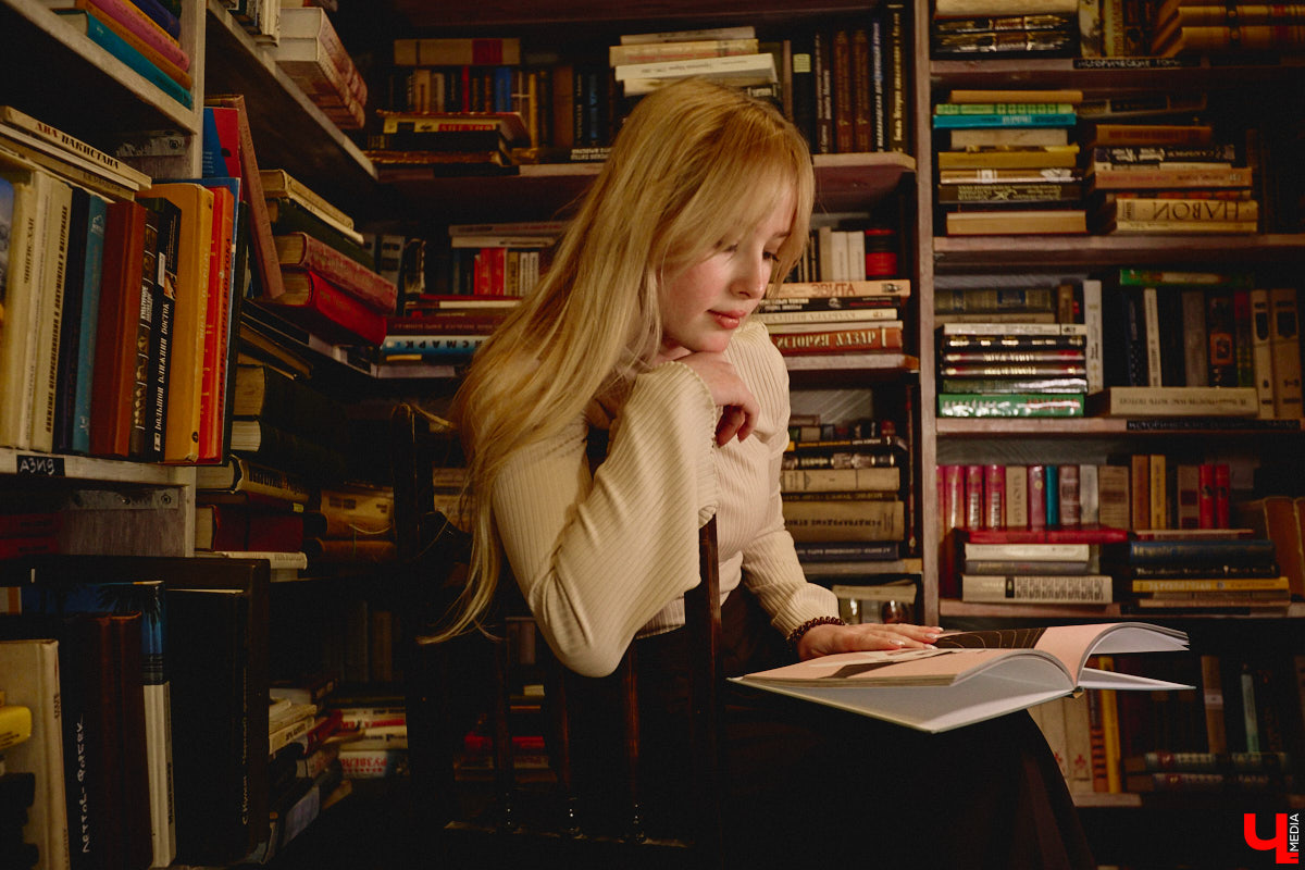 Не забыли, какой завтра праздник? А их сразу два! 14 февраля — это не только время влюбленных, но и День книгодарения. Что, если объединить их, ведь сама литература, оказывается, прекрасно скрепляет сердца. Подтверждение тому романтичная история Никиты Шмелева и Юлии Захаровой, которые разделяют страсть к чтению на двоих. «Ключ-Медиа» пообщался с ребятами в окружении печатных страниц.