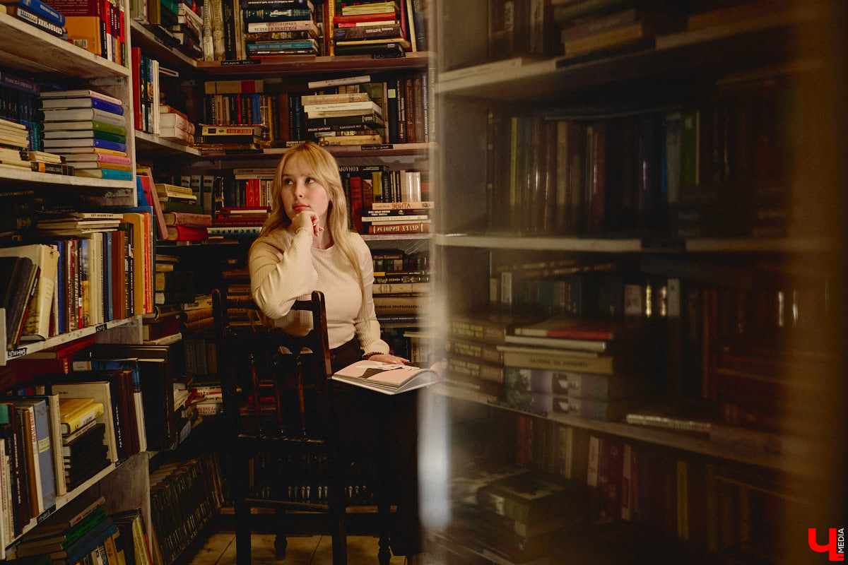 Не забыли, какой завтра праздник? А их сразу два! 14 февраля — это не только время влюбленных, но и День книгодарения. Что, если объединить их, ведь сама литература, оказывается, прекрасно скрепляет сердца. Подтверждение тому романтичная история Никиты Шмелева и Юлии Захаровой, которые разделяют страсть к чтению на двоих. «Ключ-Медиа» пообщался с ребятами в окружении печатных страниц.