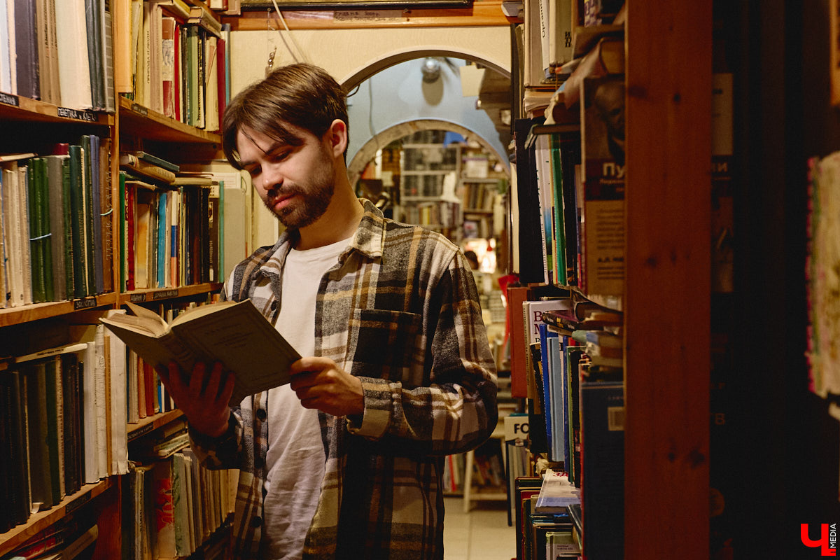 Не забыли, какой завтра праздник? А их сразу два! 14 февраля — это не только время влюбленных, но и День книгодарения. Что, если объединить их, ведь сама литература, оказывается, прекрасно скрепляет сердца. Подтверждение тому романтичная история Никиты Шмелева и Юлии Захаровой, которые разделяют страсть к чтению на двоих. «Ключ-Медиа» пообщался с ребятами в окружении печатных страниц.