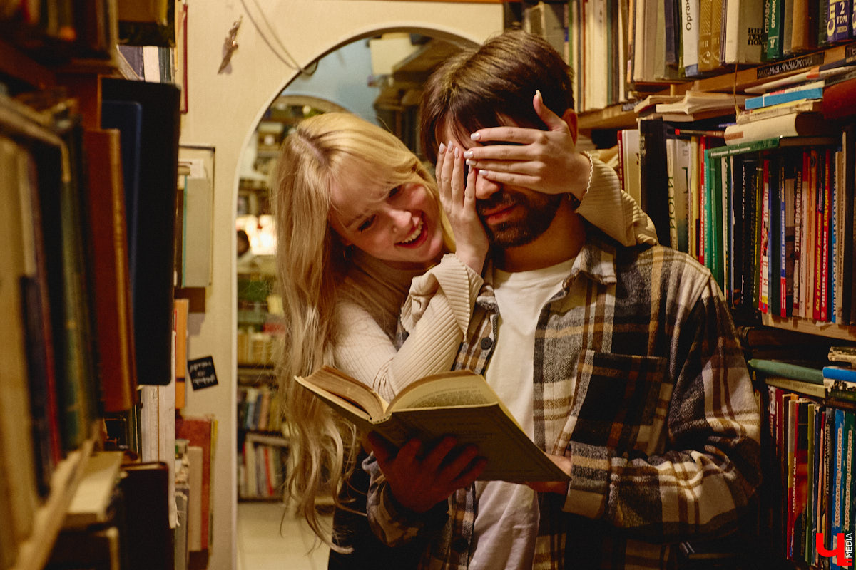 Не забыли, какой завтра праздник? А их сразу два! 14 февраля — это не только время влюбленных, но и День книгодарения. Что, если объединить их, ведь сама литература, оказывается, прекрасно скрепляет сердца. Подтверждение тому романтичная история Никиты Шмелева и Юлии Захаровой, которые разделяют страсть к чтению на двоих. «Ключ-Медиа» пообщался с ребятами в окружении печатных страниц.